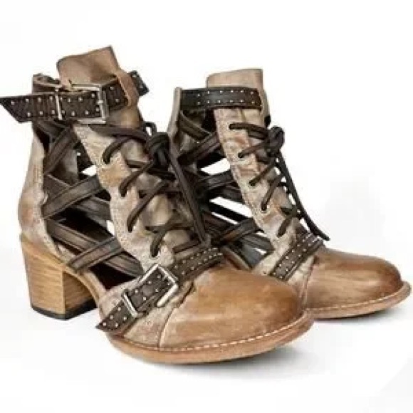 Freebird by Steven Cheyenne Black & Tan Lace Up Studded Leather Ankle Boots - Picture 3 of 14